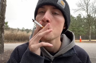 Лечение зависимости от табакокурения в Губкинском Мужчина с сигаретой делает затяжку