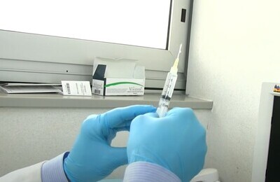 Проведение кодирования Вивитролом в Губкинском Шприц с Вивитролом в руках у врача